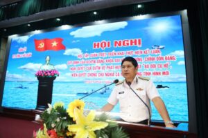 Chuẩn đô đốc Ngô Văn Thuân, Bí thư Đảng ủy, Chính ủy Vùng chủ trì hội nghị.